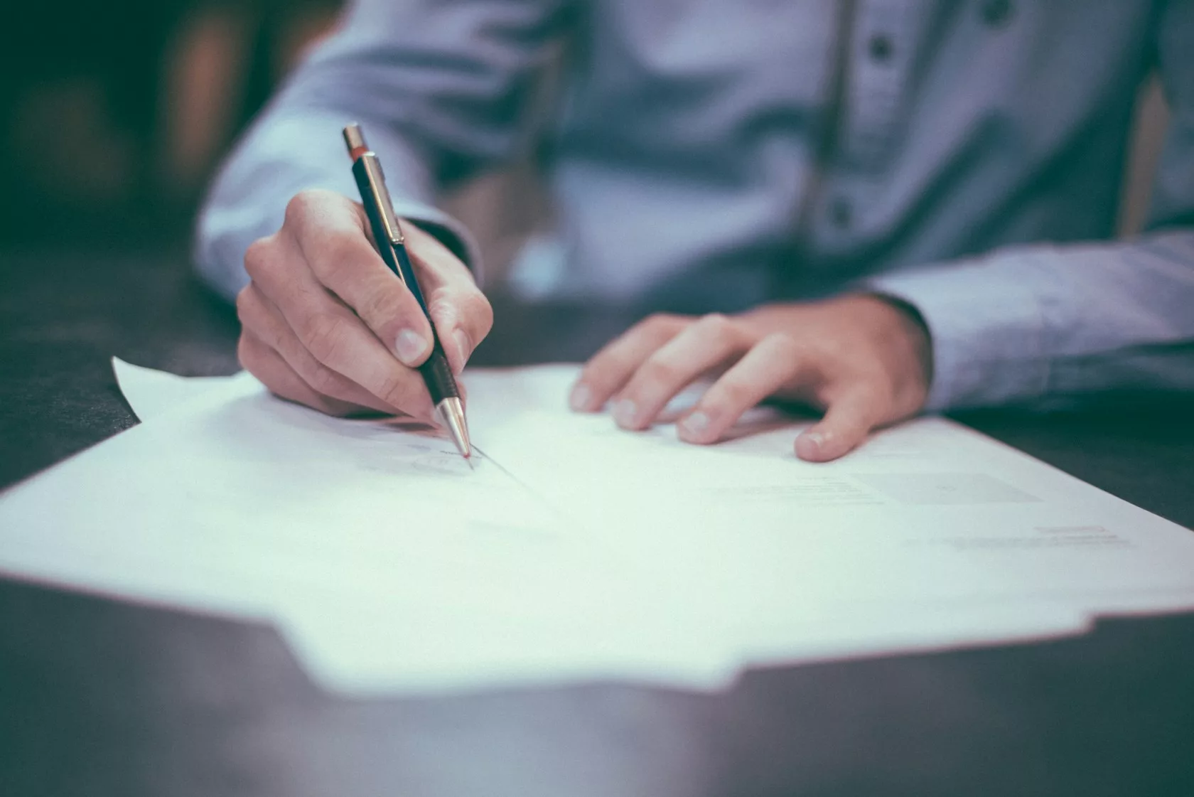 Firma de un contrato de cuentas en participación inmobiliarias sobre una mesa