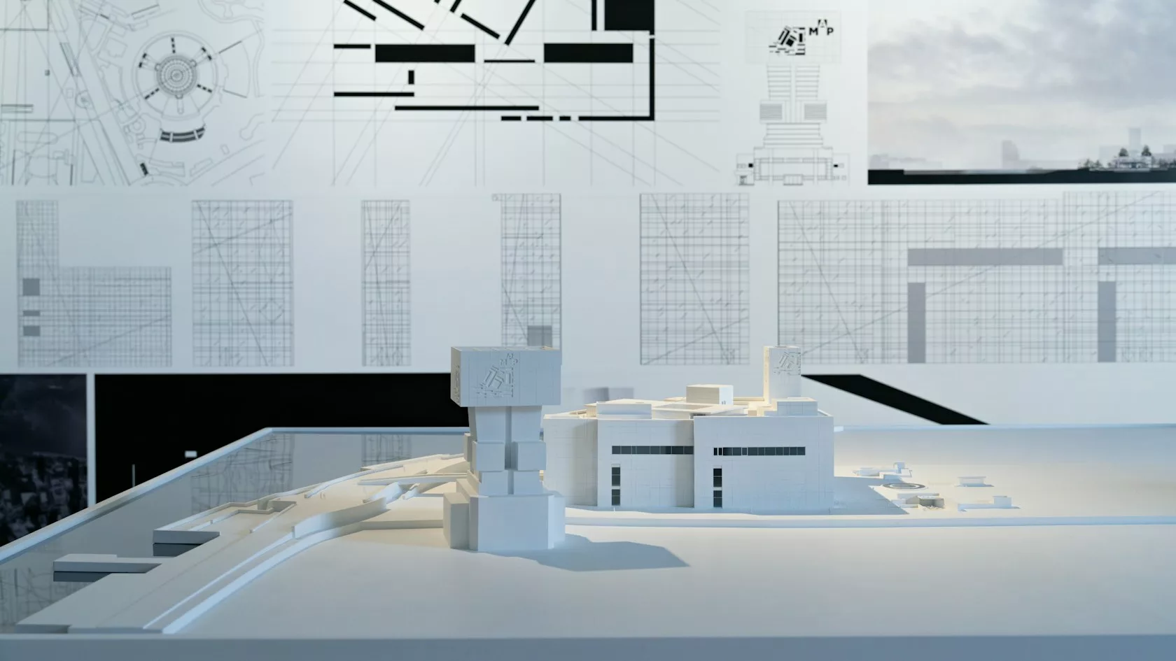 Maqueta de un edificio y planos de un proyecto inmobiliario financiado con deuda privada