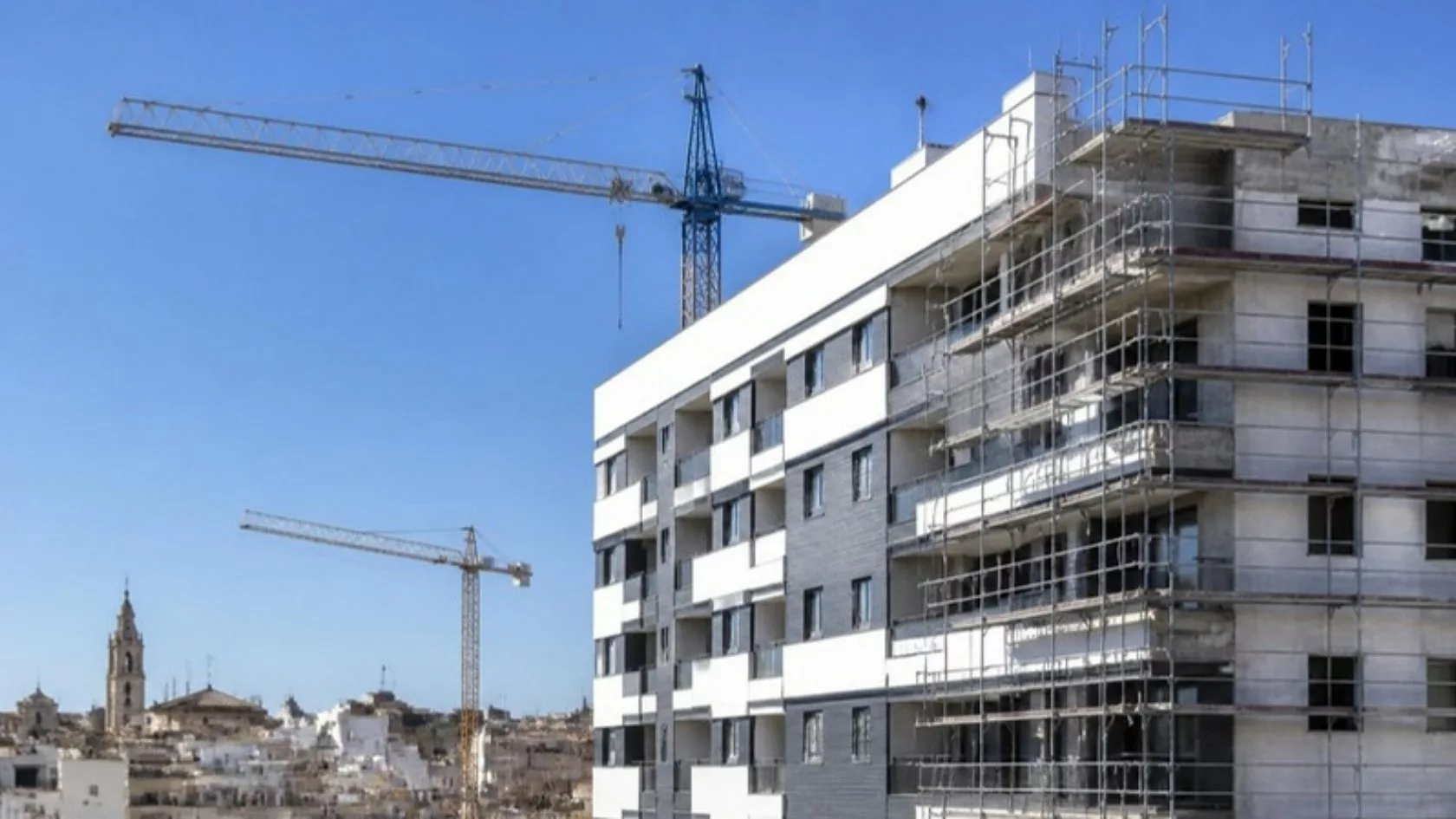 Edificio residencial en construcción financiado con un préstamo puente