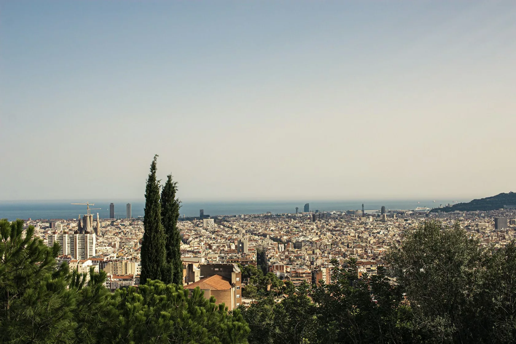 Vista panorámica de Barcelona desde lo alto con edificios residenciales y cielo despejado