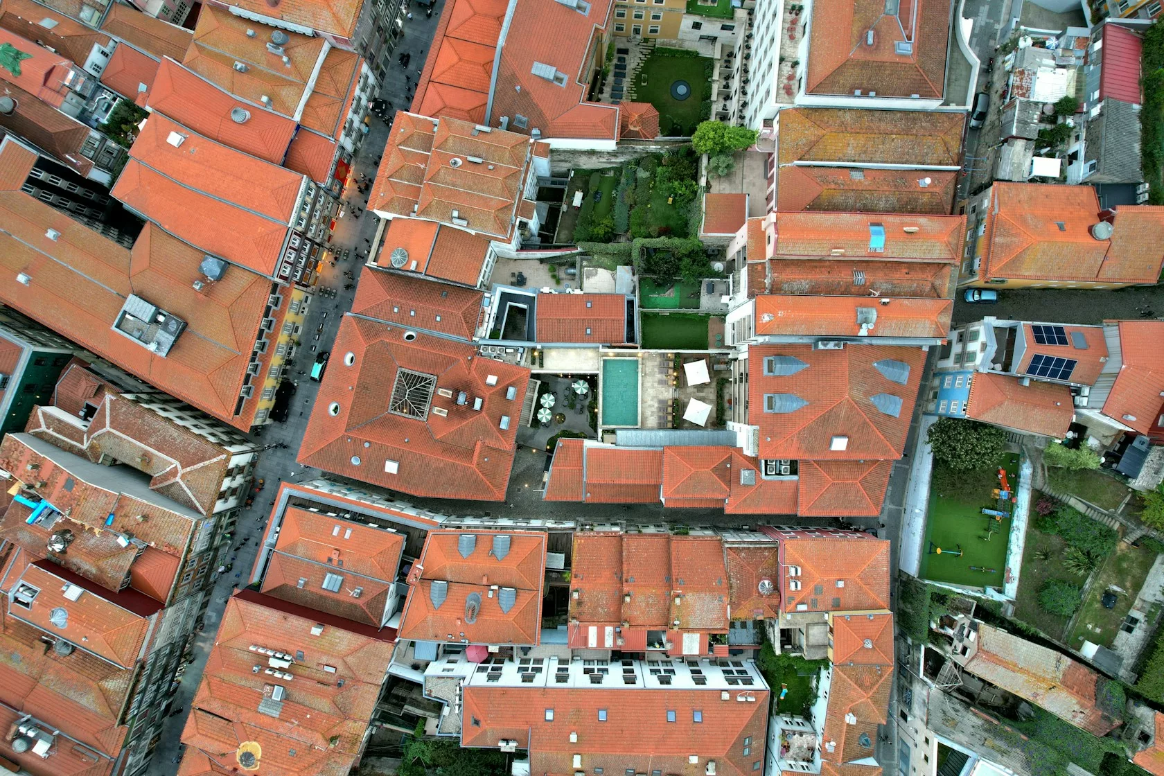 Vista aérea de tejados rojos y patios interiores en una ciudad histórica europea
