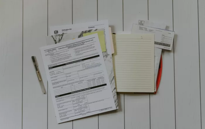 Documentos de tasación sobre una mesa para analizar el valor de la garantía hipotecaria