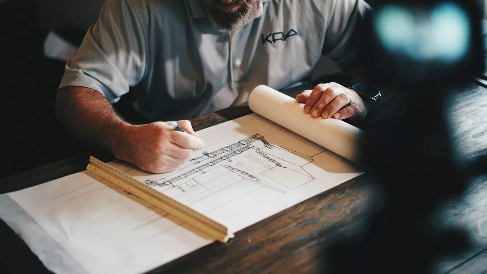 Planos de arquitectura sobre una mesa, base de un proyecto de promoción que busca financiación